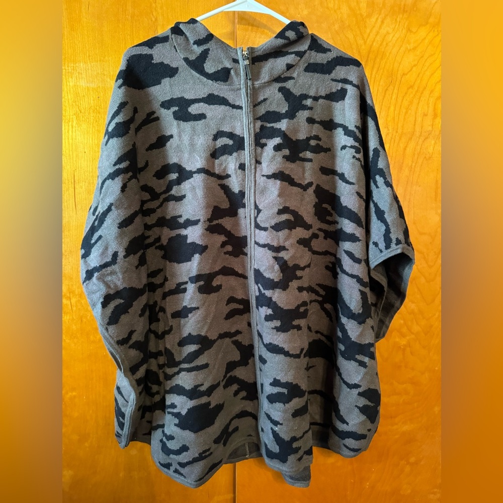 ahari Hooded Full Zipper Poncho grey-beige Black Animal Camo print